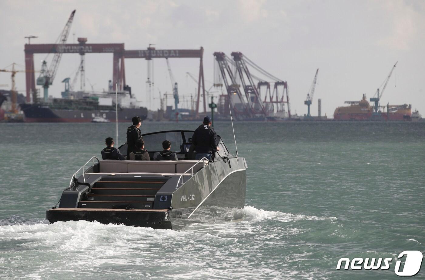 본문 이미지 - 지난 2021년 10월 울산 앞바다에서 '울산 수소 그린모빌리티 규제자유특구 사업'으로 제작된 빈센(Hydrogenia) 수소선박이 시연 운행되고 있다.ⓒ News1