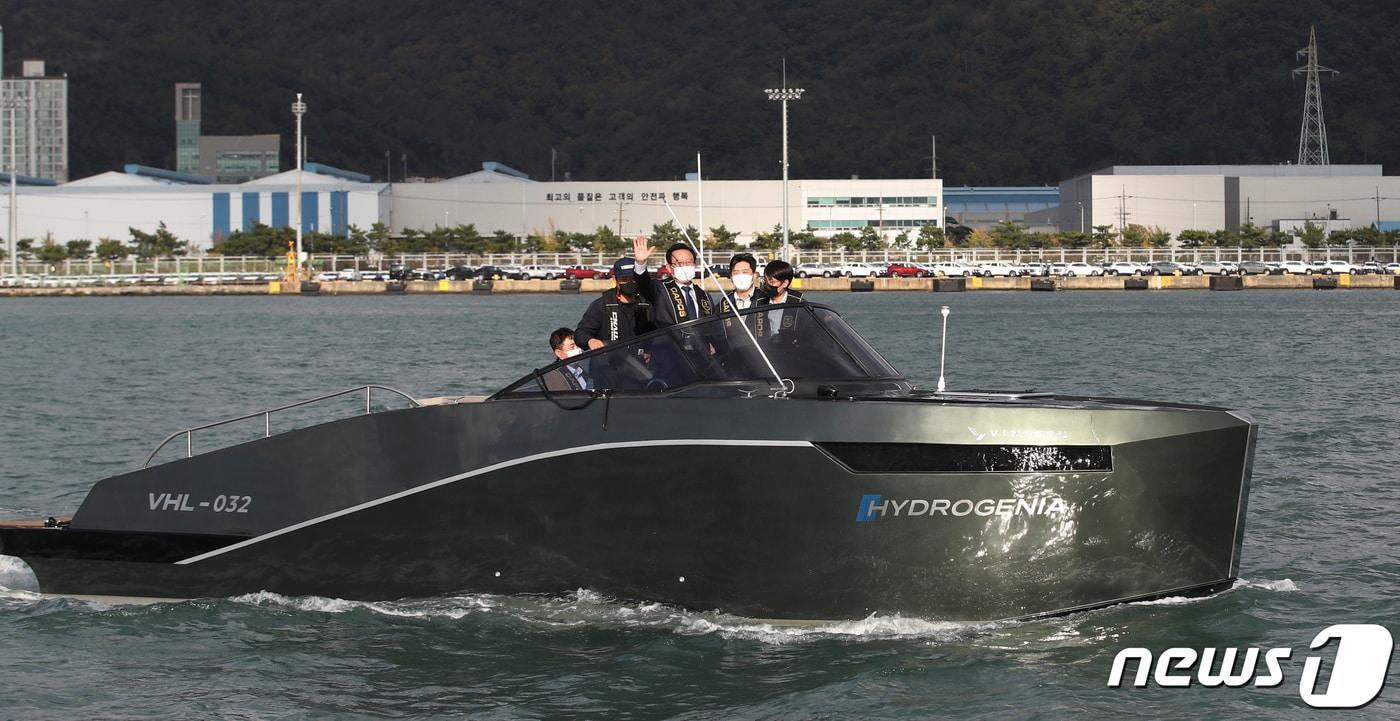 울산 앞바다에서 &#39;울산 수소그린모빌리티 규제자유특구 사업&#39;으로 제작된 빈센&#40;Hydrogenia&#41; 수소선박이 시연 운행되고 있다. /뉴스1 ⓒ News1 윤일지 기자