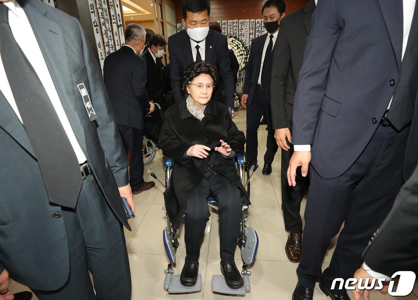 본문 이미지 - 고 노태우 전 대통령의 부인 김옥숙 여사가 28일 서울 종로구 서울대병원 장례식장에서 마련된 빈소에서 입관식을 위해 이동하고 있다. 2021.10.28/뉴스1 ⓒ News1 사진공동취재단