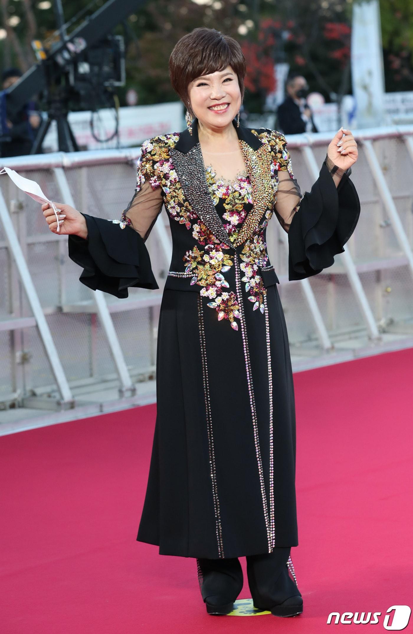 본문 이미지 - 2021년 10월 가수 김연자가 서울 중구 국립극장에서 열린 ‘제 12회 대한민국 대중문화예술상(2021)’ 시상식에 참석해 레드카펫을 밟고 있다. 2021.10.28./뉴스1 ⓒ News1 권현진 기자