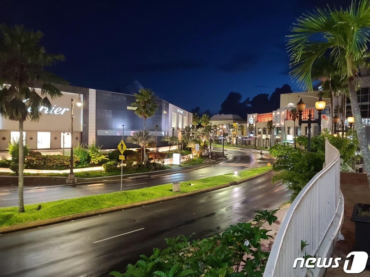 본문 이미지 - T갤러리아 앞 적막한 투몬해변 번화가 ⓒ 뉴스1 조현기 기자