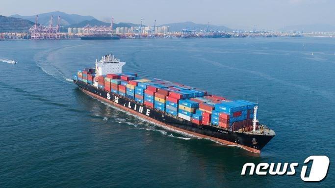 본문 이미지 - ''SM뭄바이호'가 수출화물을 싣고 부산신항에서 출항하고 있다. (SM상선 제공) ⓒ 뉴스1