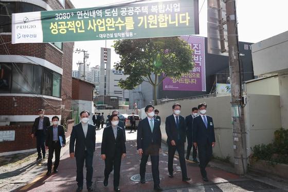 본문 이미지 - 노형욱 국토교통부 장관이 29일 도심복합사업 선도사업 후보지인 서울 은평구 연신내역 역세권을 찾아 사업 추진현황을 점검하고 있다. (국토교통부 제공) 2021.10.29/뉴스1