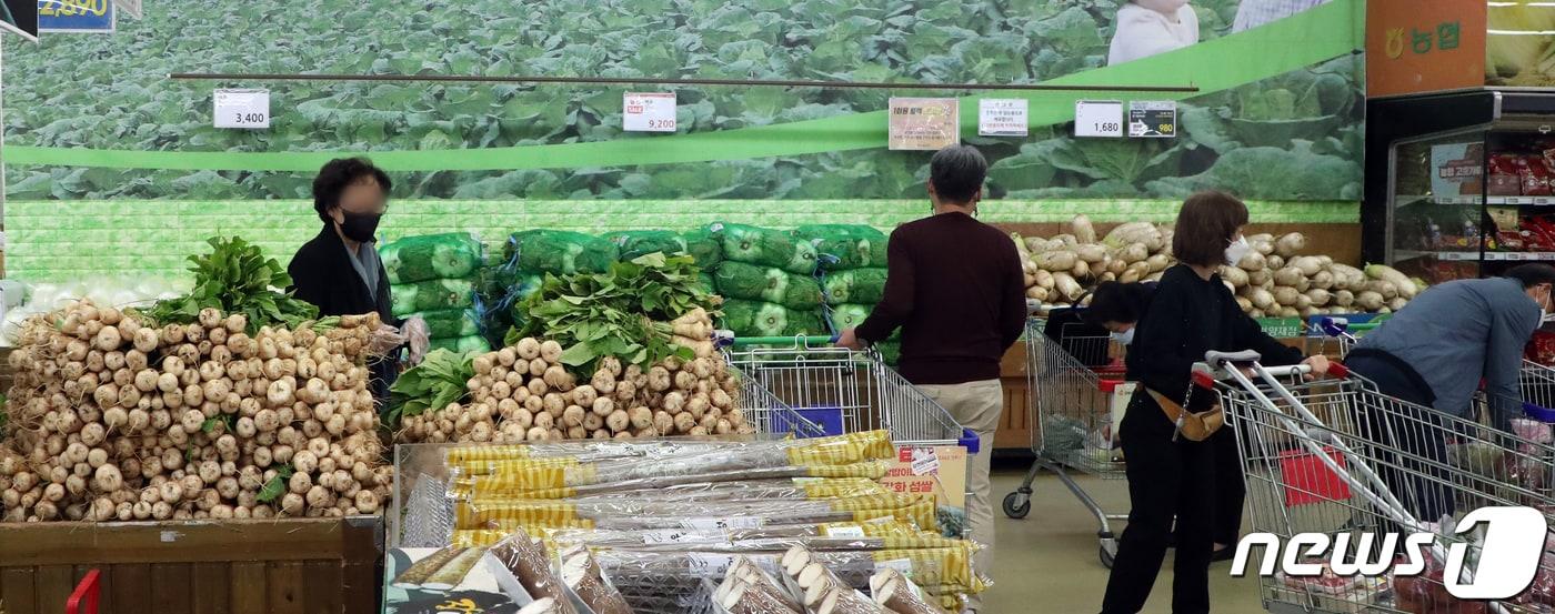 본격적인 김장철을 앞두고 29일 서울 한 마트에서 시민들이 김장준비를 하고 있다. 지난 28일 농림축산식품부는 김장 채소 공급을 늘려 비용 부담을 완화하기 위한 '김장채소 수급안정 대책'을 발표했다. 2021.10.29/뉴스1 ⓒ News1 김명섭 기자