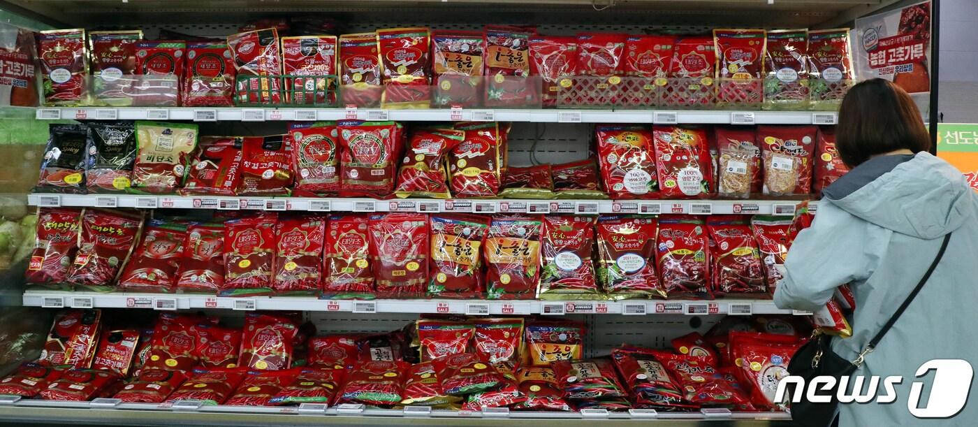 본문 이미지 - 서울 한 마트에 고춧가루 제품이 진열돼 있다. 2021.10.29/뉴스1 ⓒ News1 김명섭 기자