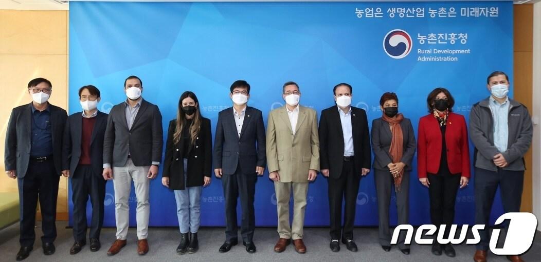 본문 이미지 - 27일 전북 전주시 농촌진흥청을 방문한 중미 7개국 외교·통상차관 일행이  허태웅 농촌진흥청장(왼쪽부터 다섯번째)과 기념촬영을 하고 있다.ⓒ 뉴스1