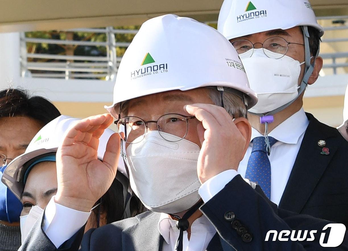 본문 이미지 - 이재명 더불어민주당 대선후보가 29일 경기 성남시 수정구 신흥동 2457번지 성남 제1공단 근린공원 조성공사 현장을 둘러보고 있다.  2021.10.29/뉴스1 ⓒ News1 이동해 기자
