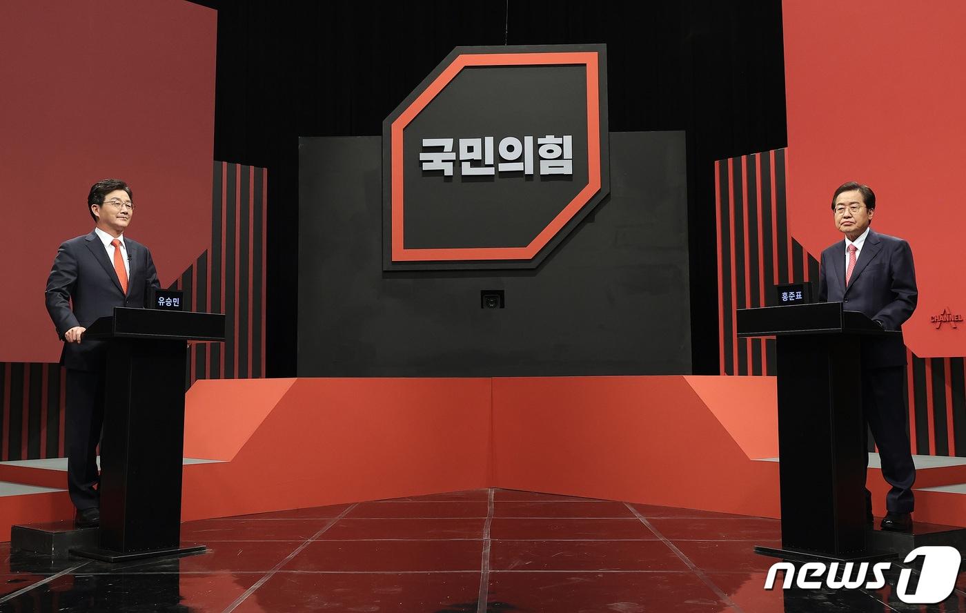 본문 이미지 - 2021년 10월 29일 오후 서울 마포구 상암 DDMC 채널A 상암스튜디오에서 열린 국민의힘 제20대 대선 경선후보자 제9차 토론회에 앞서 유승민(왼쪽), 홍준표 예비 후보가 리허설을 하고 있는 모습. 2021.10.29 ⓒ 뉴스1 국회사진취재단