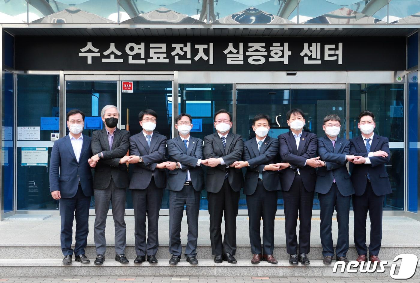 김부겸 총리가 29일 오후 남구 두왕동 울산테크노산단에 위치한 울산테크노파크(이하 울산TP) 수소연료전지실증화센터를 방문해 울산시와 현대자동차, 두산퓨얼셀 등의 실증화사업 참여 기업들로부터 지역 수소산업 현황을 청취했다.ⓒ 뉴스1