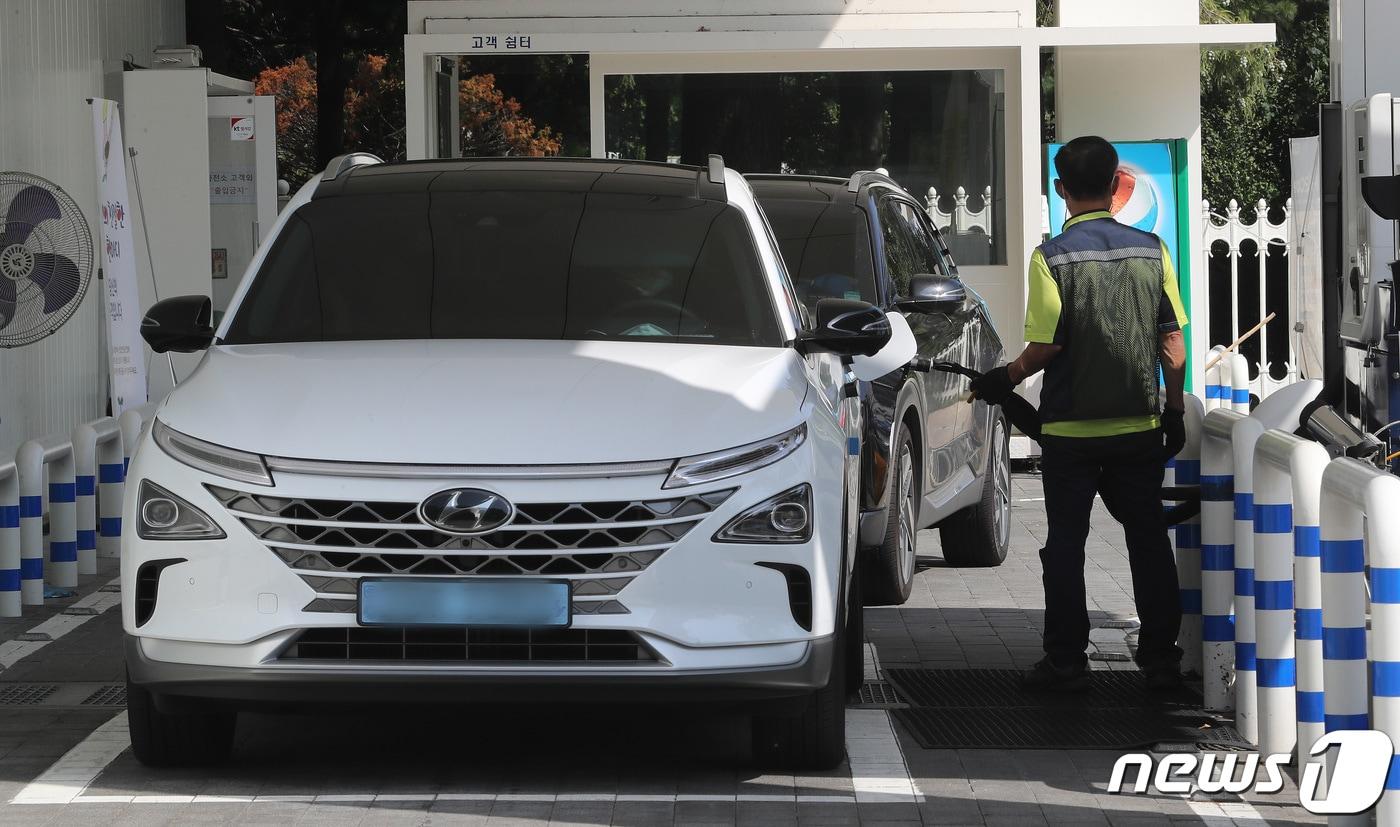 서울 여의도 국회수소충전소에서 직원이 수소차 충전을 하고 있다. 2021.10.3/뉴스1 ⓒ News1 이동해 기자