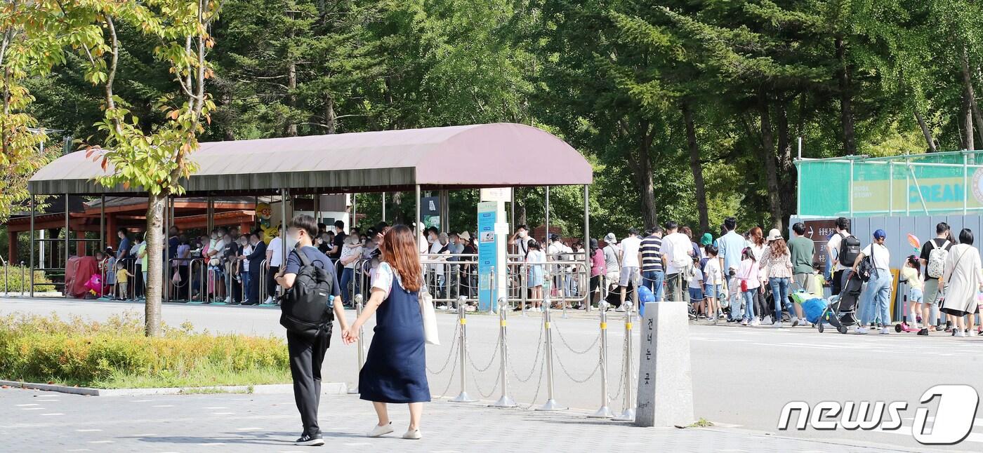 본문 이미지 - 경기도가 내년 1월2일까지 관광숙박시설과 유원시설 등의 방역수칙 준수 여부 특별점검을 실시 중이다. 사진은 지난 10월3일 경기 과천시 서울대공원을 찾은 시민들이 개천절 연휴를 즐기고 있는 모습. (사진은 기사 내용과 무관함)/ 뉴스1 ⓒ News12021.10.3/뉴스1 ⓒ News1 김진환 기자