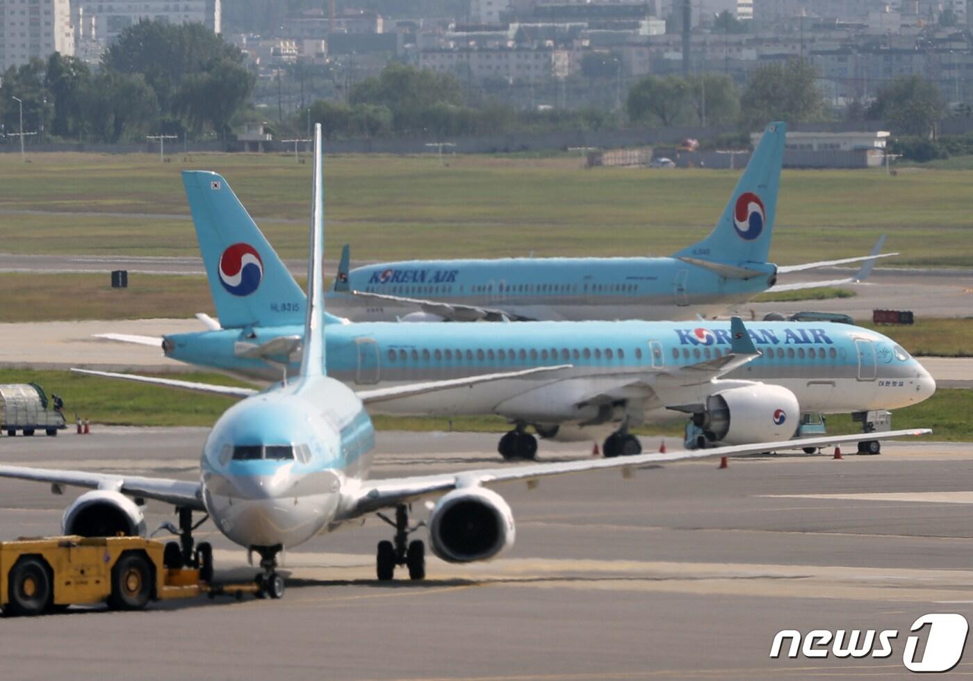 본문 이미지 - 서울 강서구 김포공항에 계류 중인 대한항공 항공기의 모습. 2021.10.3/뉴스1 ⓒ News1 신웅수 기자