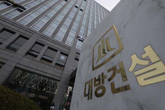 본문 이미지 - 3일 김포 장릉의 경관을 해친다는 이유로 건설 중단 위기에 놓인 검단신도시 아파트의 건설사인 대방건설 본사의 모습. 2021.10.3/뉴스1 ⓒ News1 신웅수 기자