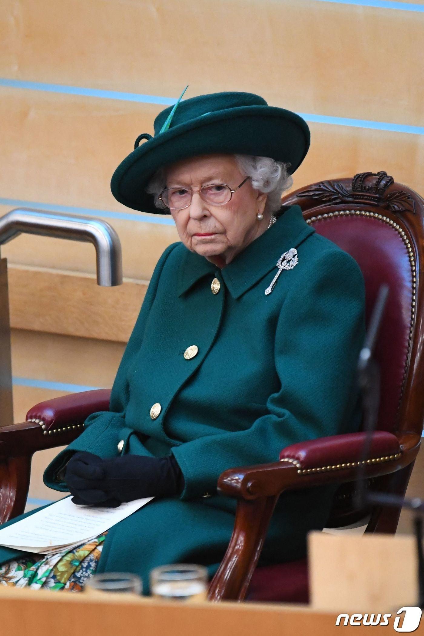 본문 이미지 - 엘리자베스 2세 영국 여왕이 2일&#40;현지시간&#41; 에든버러의 스코틀랜드 의회의 새 회기 개막식에 참석을 하고 있다. ⓒ AFP=뉴스1 ⓒ News1 우동명 기자