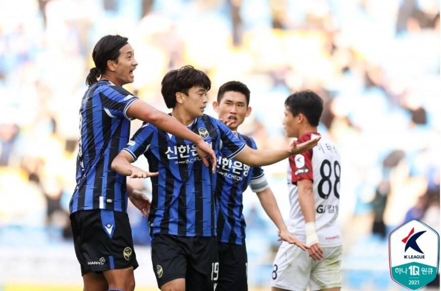 본문 이미지 - 인천 수비수 김연수가 서울 조영욱을 마크하고 있다. (한국프로축구연맹 제공)