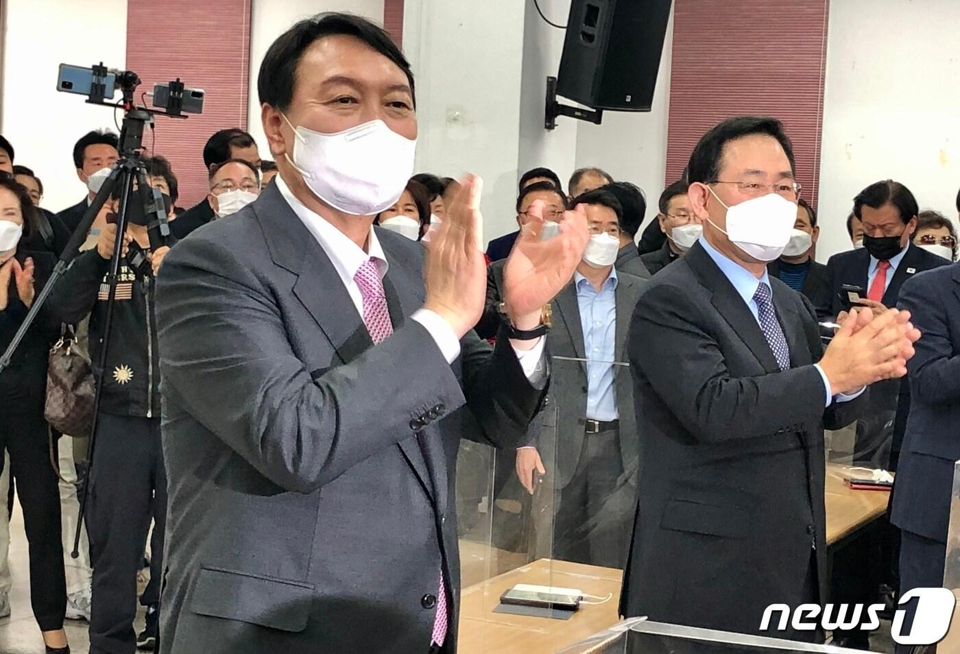 본문 이미지 - 윤석열 국민의힘 대선 경선 후보가 30일 대구 수성구 범어동 국민의힘 대구시당에서 열린 대구시 당원·선거대책위원회 간담회에 참석하고 있다. 2021.10.30/뉴스1 ⓒ News1 남승렬 기자