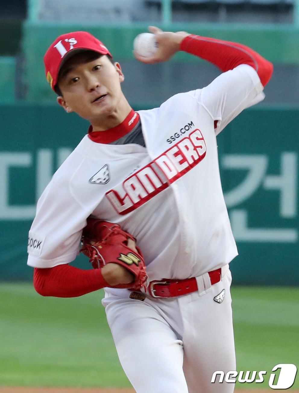 본문 이미지 -  SSG 선발 김건우가 역투하고 있다. /뉴스1 ⓒ News1 박세연 기자