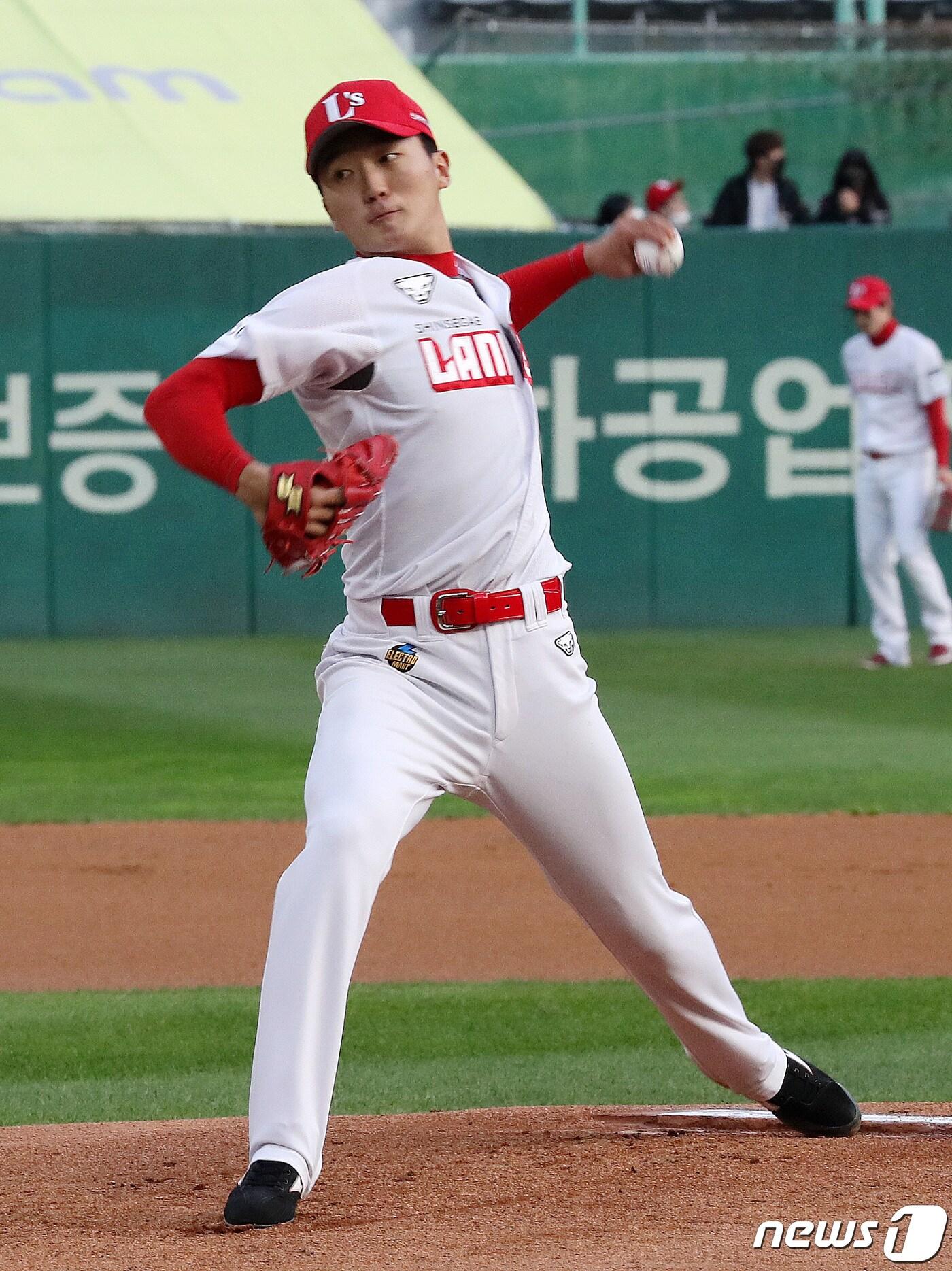 본문 이미지 - 30일 오후 인천 미추홀구 SSG랜더스필드에서 열린 '프로야구 2021 신한은행 SOL KBO리그' KT와 SSG의 경기에서 SSG 선발 김건우 투수가 역투하고 있다. 2021.10.30/뉴스1 ⓒ News1 박세연 기자