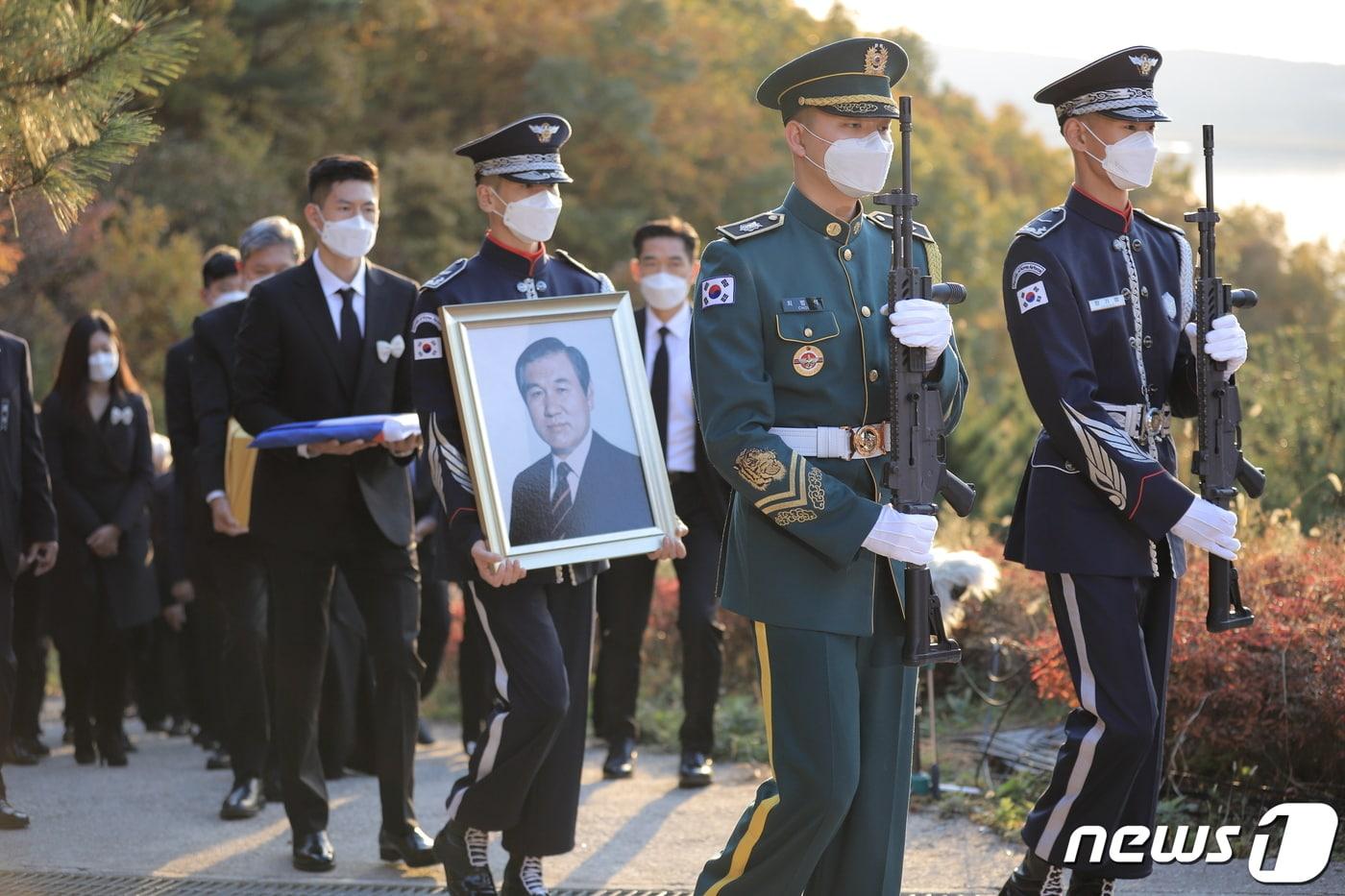 본문 이미지 - 지난달 30일 국가장을 마친 고 노태우 전 대통령의 유해가 검단사에 안치됐다. 검단사에 도착한 유족행렬. ⓒ 뉴스1