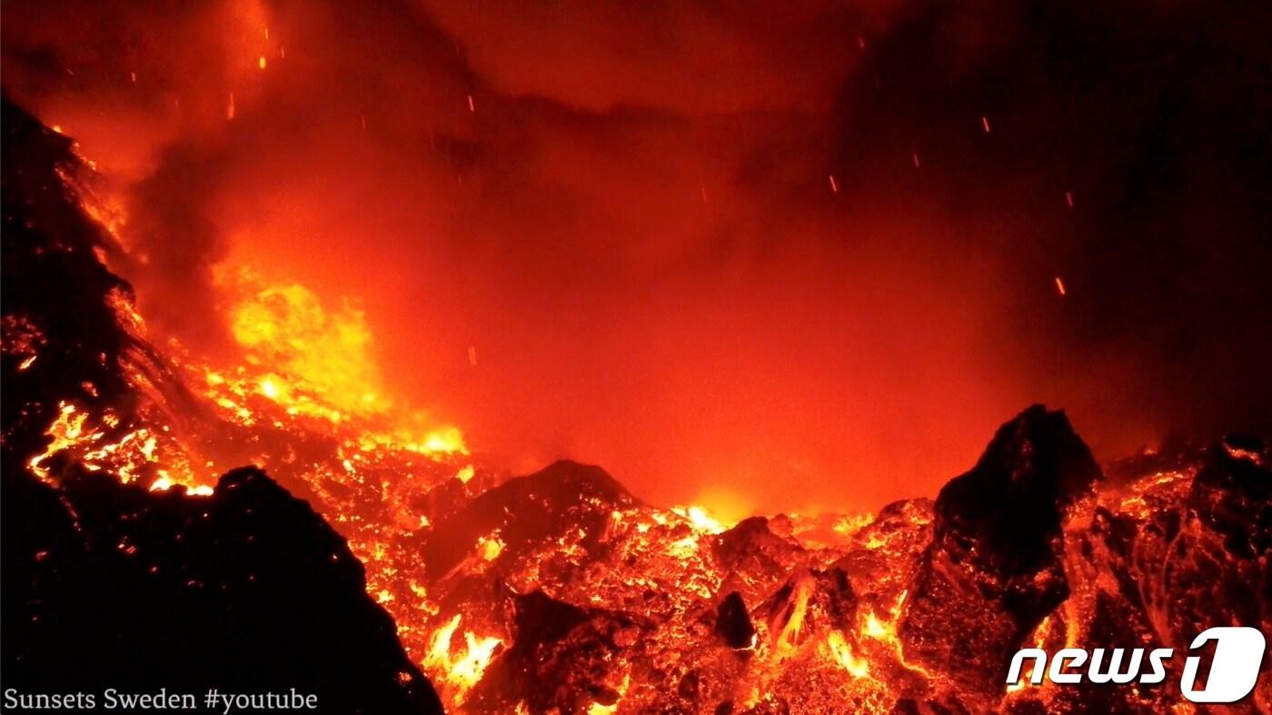 스페인 카나리아제도 라팔마섬의 쿰브레 비에하 화산에서 2021년 10월25일 용암이 흘러나오는 모습. 9월19일 분출이 시작된 후 지금까지 진정 기미를 보이지 않고 있다. ⓒ 로이터=뉴스1 ⓒ News1 최서윤 기자