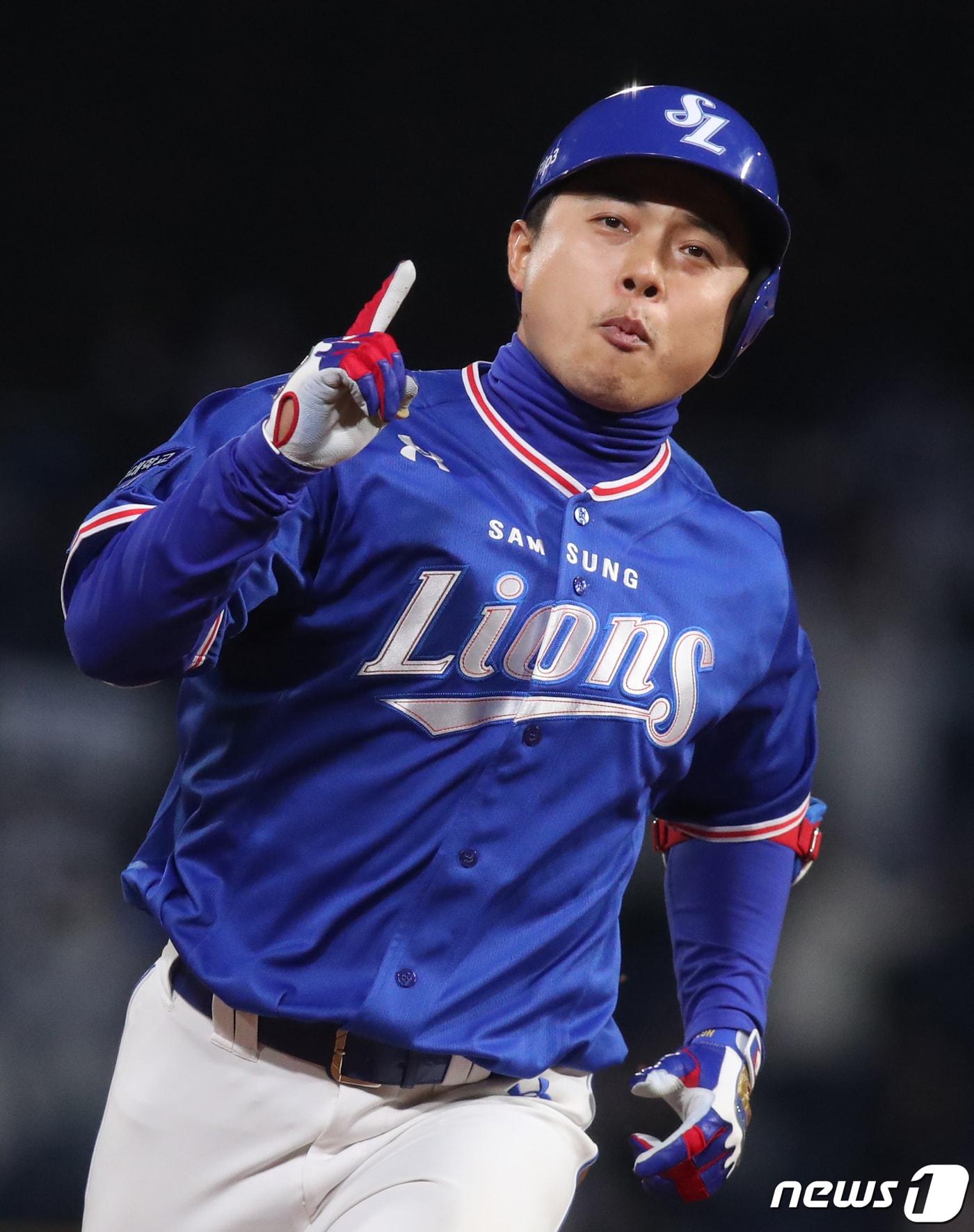 본문 이미지 - 30일 오후 경남 창원NC파크에서 열린 '2021 프로야구 신한은행 SOL KBO리그' NC 다이노스와 삼성 라이온즈 경기에서 6회초 1사 주자 없는 상황 삼성 김헌곤이 홈런을 치고 세리머니를 하고 있다. 2021.10.30/뉴스1 ⓒ News1 여주연 기자