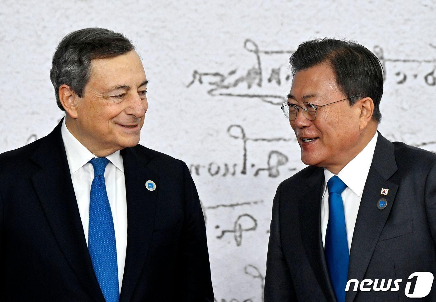 본문 이미지 - 문재인 대통령이 2021년 10월30일(현지시간) 이탈리아 로마 누볼라 컨벤션에서 열린 주요 20개국(G20) 정상회의 공식 환영식에 참석해 의장국인 이탈리아의 마리오 드라기 총리와 기념촬영을 하고 있다.ⓒ AFP=뉴스1