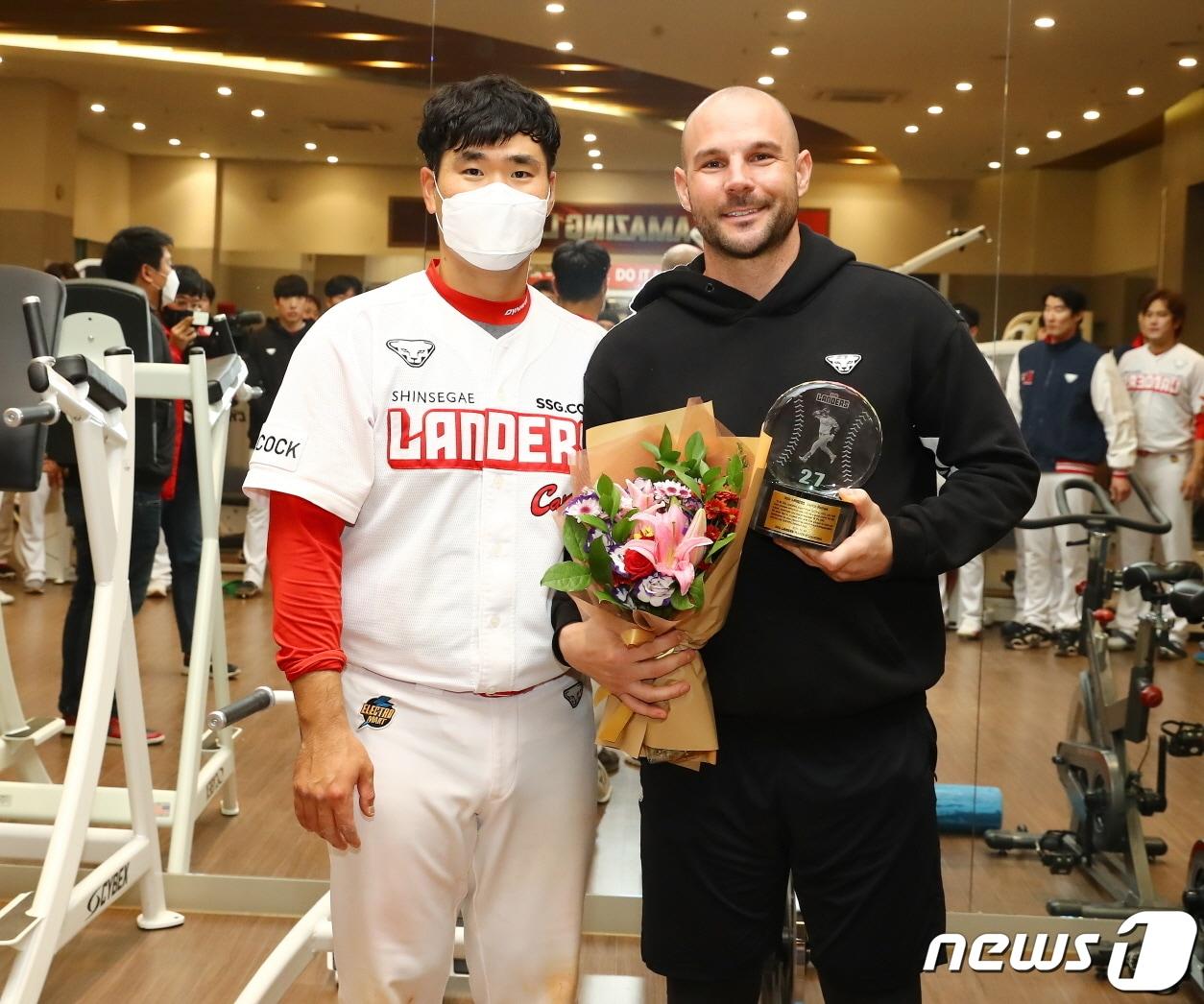 본문 이미지 - 현역 은퇴를 결정한 SSG 랜더스의 제이미 로맥(오른쪽)과 주장 이재원.(SSG 랜더스 제공) ⓒ 뉴스1