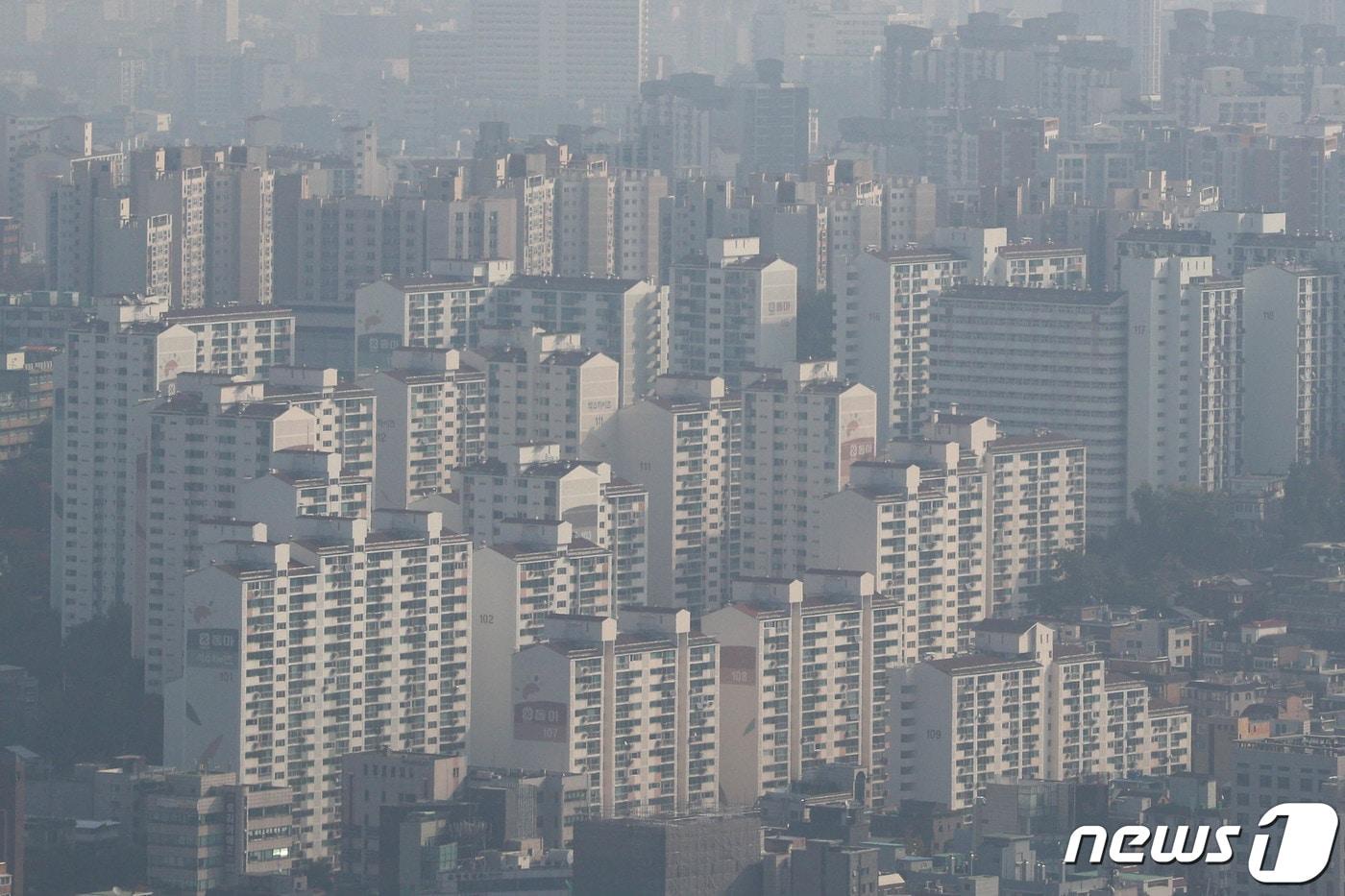본문 이미지 - 서울 도심에서 바라본 아파트 밀집지역 모습. (자료사진) 2021.10.31/뉴스1 ⓒ News1 성동훈 기자