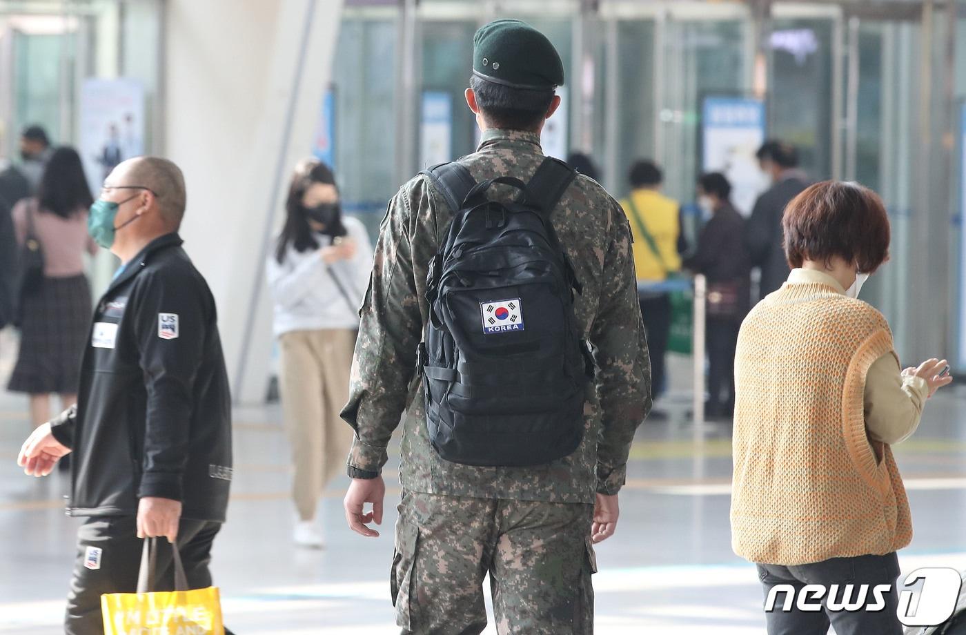 31일 오전 서울역에서 한 장병이 발걸음을 옮기고 있다. 2021.10.31/뉴스1 ⓒ News1 임세영 기자