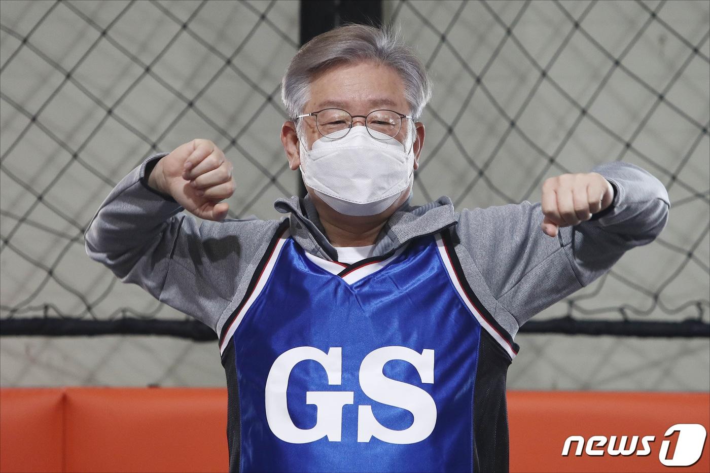 본문 이미지 - 이재명 더불어민주당 대선 후보가 31일 오전 경기도 고양시 덕양구 상암농구장에서 2030 여성 생활체육 동호인들과 넷볼(netball) 경기를 체험하기 전 준비운동을 하고 있다. 2021.10.31/뉴스1 ⓒ News1 국회사진취재단