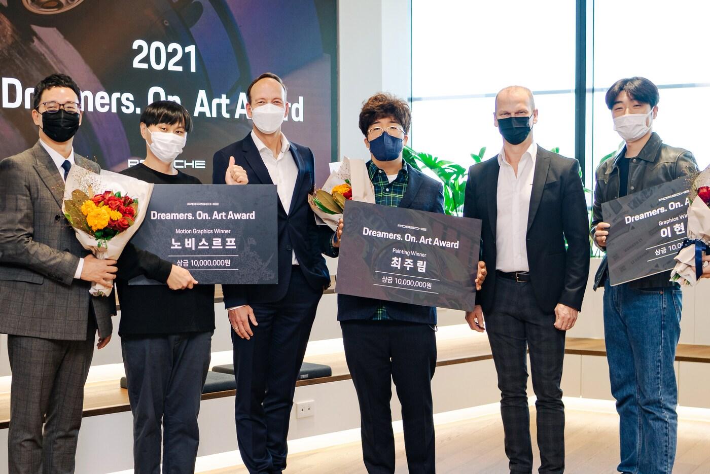 왼쪽부터 최영환 포르쉐코리아 마케팅 전무, 수상자 노비스르프, 홀가 포르쉐코리아 게어만 대표, 수상자 최주림, 크리스찬 나타 포르쉐코리아 대표(CFO). 수상자 이현준.ⓒ 뉴스1