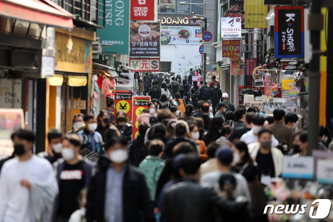 본문 이미지 - 위드 코로나를 하루 앞둔 31일 오후 서울 중구 명동 거리가 시민들로 북적이고 있다. 2021.10.31/뉴스1 ⓒ News1 이승배 기자