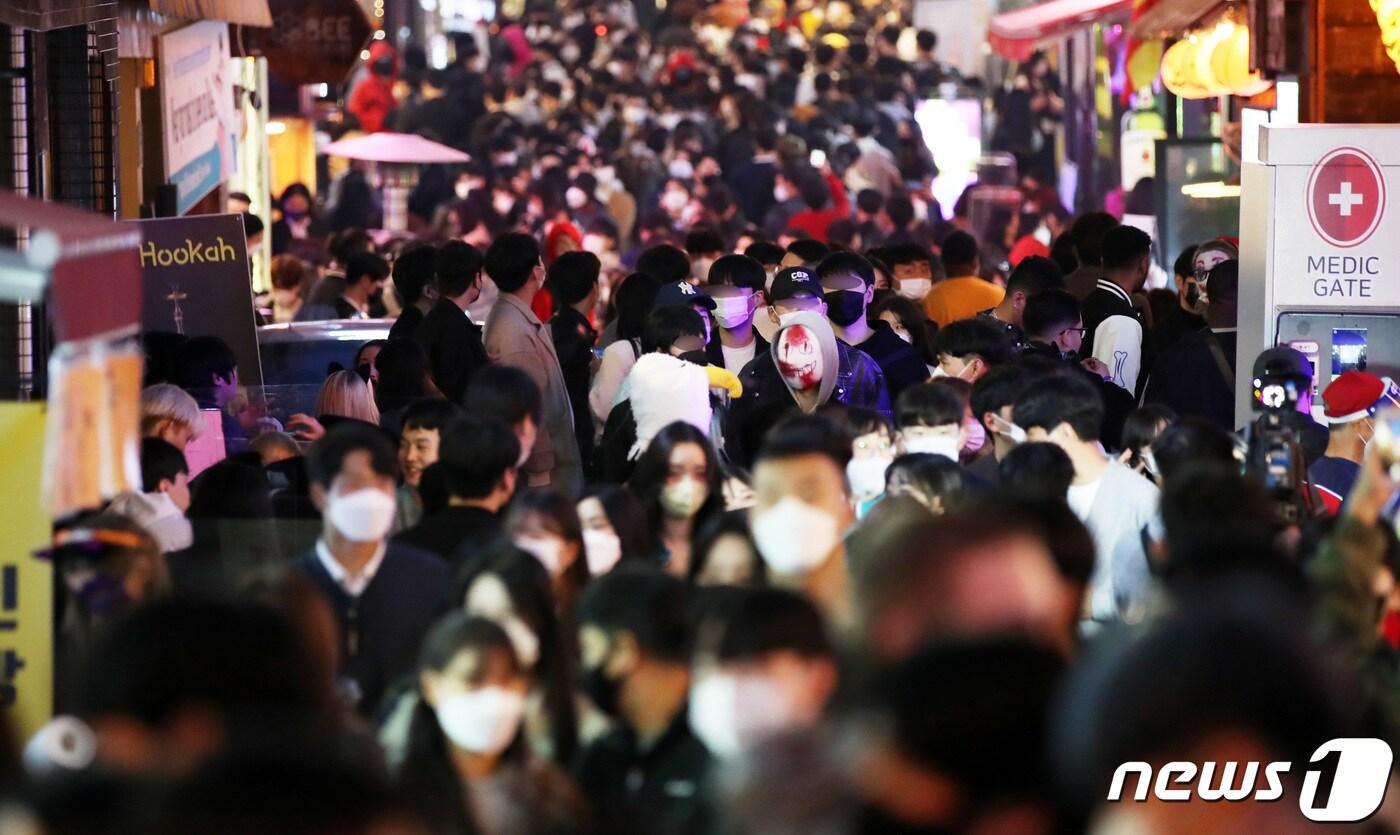 본문 이미지 - 핼러윈데이인 31일 오후 서울 이태원 거리가 시민들로 북적이고 있다. 내일(11월 1일) 오전 5시부터 ‘단계적 일상회복’(위드 코로나) 첫 단계 방역완화 계획이 시행된다. 2021.10.31/뉴스1 ⓒ News1 박지혜 기자