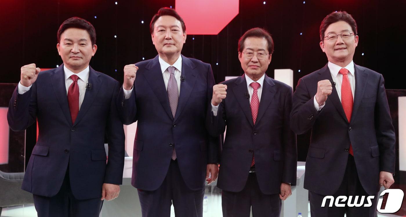 본문 이미지 - 지난 2021년 10월31일 오후 서울 여의도 KBS본관 스튜디오에서 열린 국민의힘 제20대 대선 경선후보자 10차 토론회에서 당시 원희룡(왼쪽부터), 윤석열, 홍준표, 유승민 후보가 기념촬영을 하고 있다. 2021.10.31/뉴스1 ⓒ News1 오대일 기자