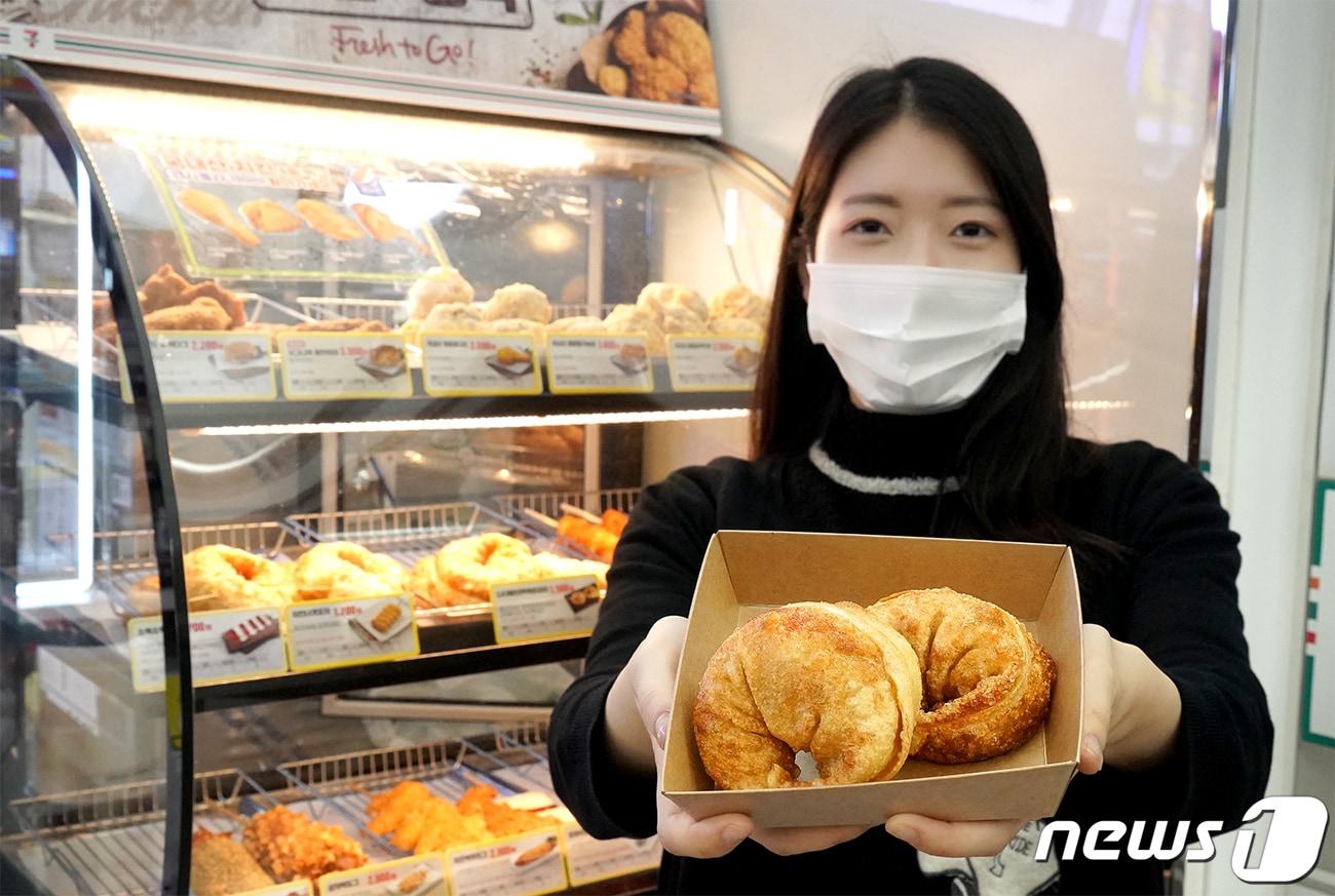 본문 이미지 - 세븐일레븐 '김치대왕손만두 튀김' (세븐일레븐, CJ제일제당 제공) ⓒ 뉴스1