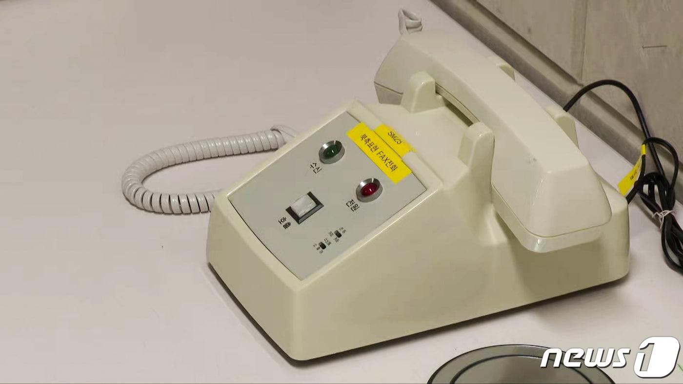 본문 이미지 - 통일부 남북공동연락사무소 직통 전화기 모습. (통일부 제공)2021.10.4/뉴스1