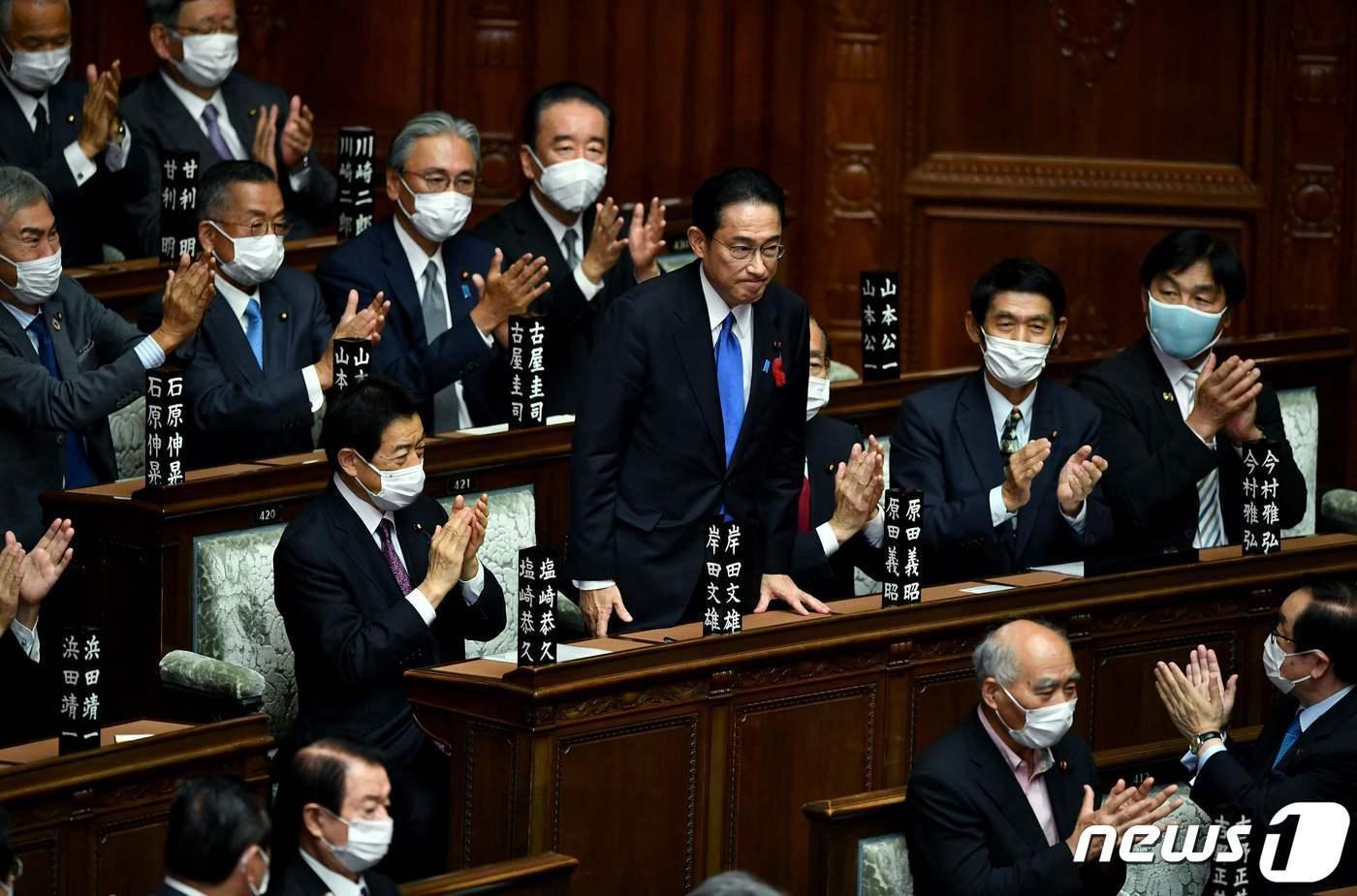 일본 자민당의 기시다 후미오 총재가 4일 오후 중의원에서 차기 총리로 선출된 뒤 인사하고 있다. ⓒ AFP=뉴스1 ⓒ AFP=뉴스1 ⓒ News1 허경 기자
