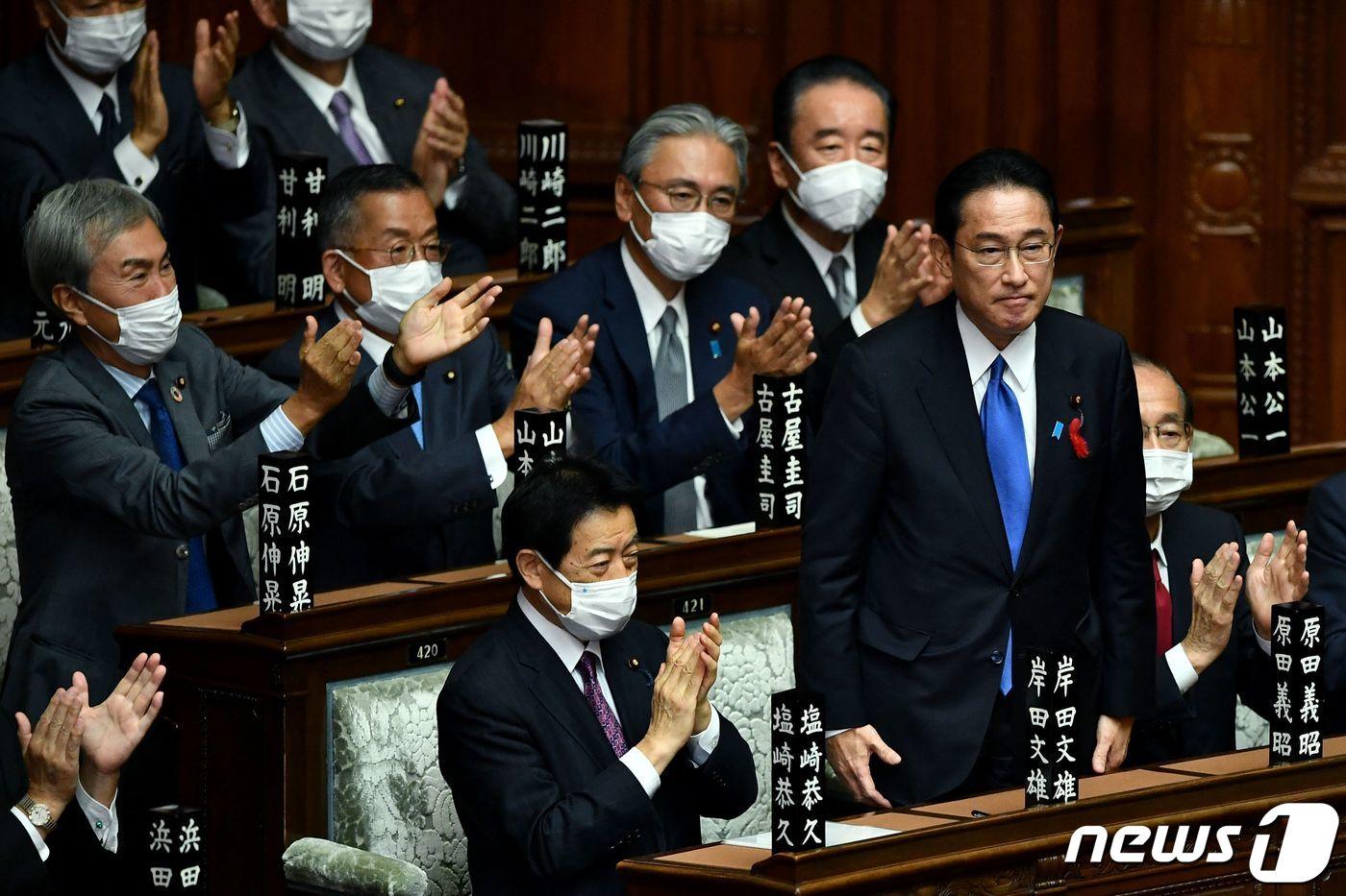 기시다 후미오 일본 자민당 총재가 도쿄 중의원에서 신임 총리로 선출된 뒤 박수를 받고 있다. ⓒ AFP=뉴스1 ⓒ News1 우동명 기자