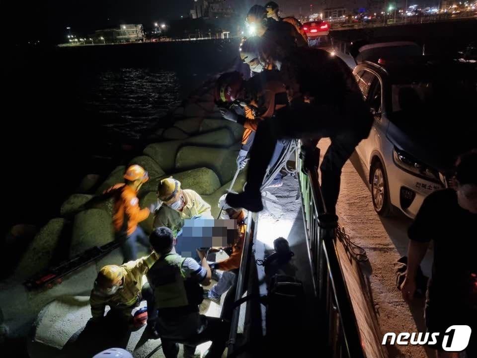 본문 이미지 - 군산해경과 119구급대가 추락한 관광객 1명을 구조하고 있다.ⓒ 뉴스1