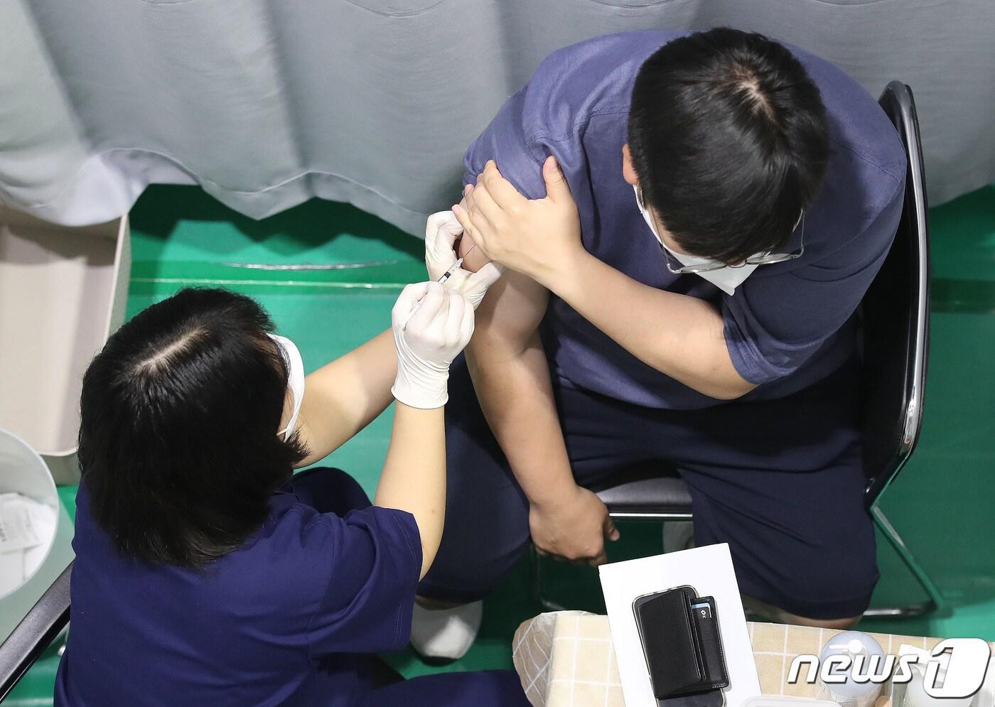 본문 이미지 - 5일 서울 서대문구 북아현문화체육센터에 마련된 신종 코로나바이러스 감염증(코로나19) 백신 예방 접종센터에서 한 시민이 접종을 받고 있다. 2021.10.5/뉴스1 ⓒ News1 임세영 기자