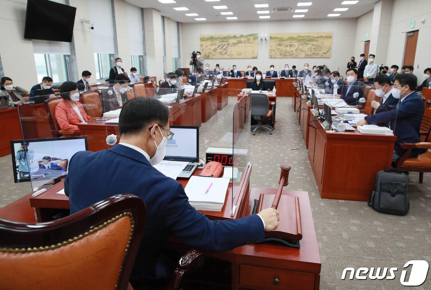 본문 이미지 - 조해진 국회 교육위원장이 5일 오전 서울 여의도 국회에서 열린 교육위원회의 국가평생교육진흥원, 한국학중앙연구원 등에 대한 국정감사를 개의하고 있다. 2021.10.5/뉴스1 ⓒ News1 이동해 기자