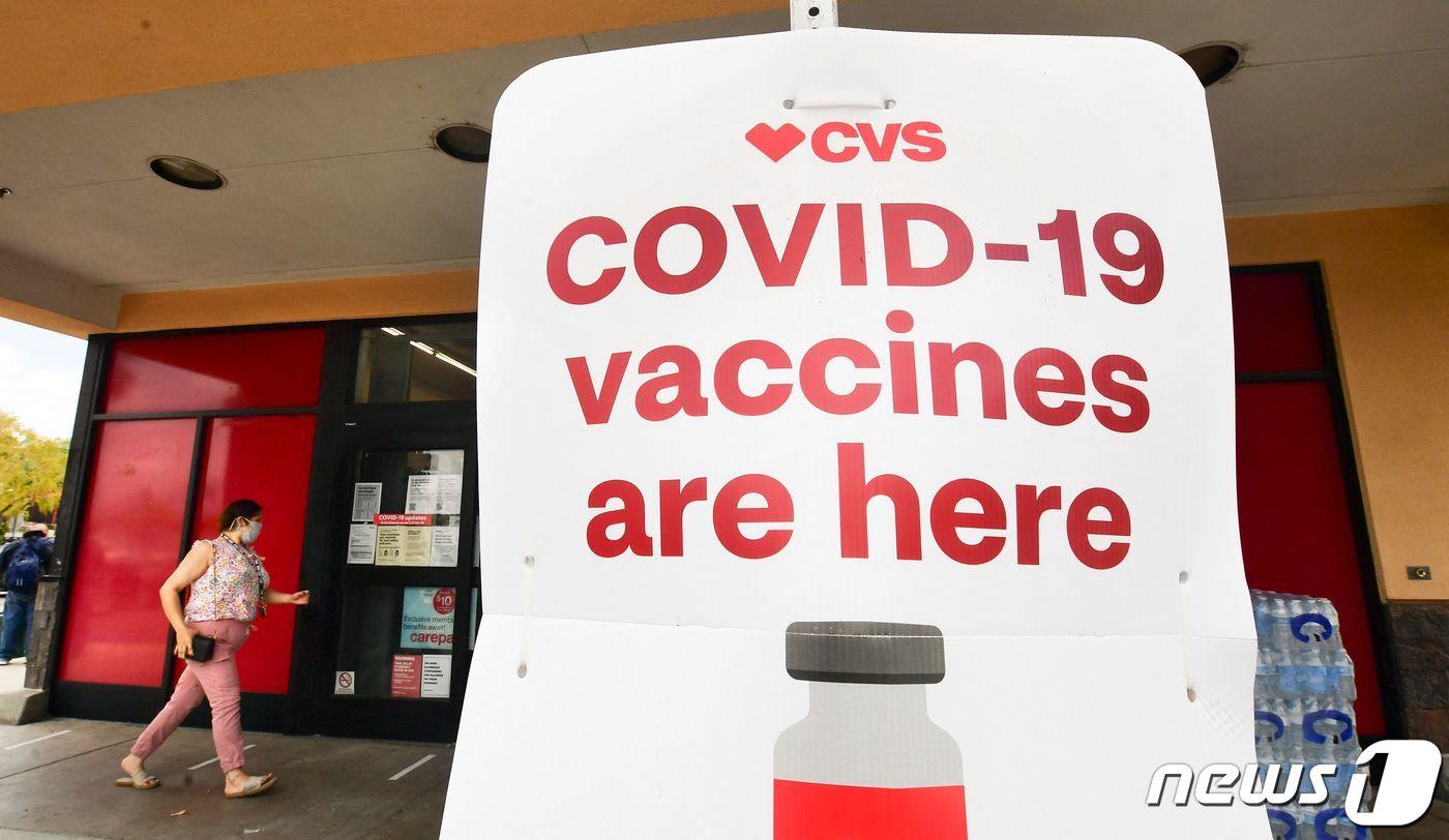 본문 이미지 - 미국 캘리포니아주 로스앤젤레스카운티 소재 몬터레이공원 인근 CVS약국에서 신종 코로나바이러스 감염증 백신 접종을 하고 있다. 2021.04.27 ⓒ AFP=뉴스1