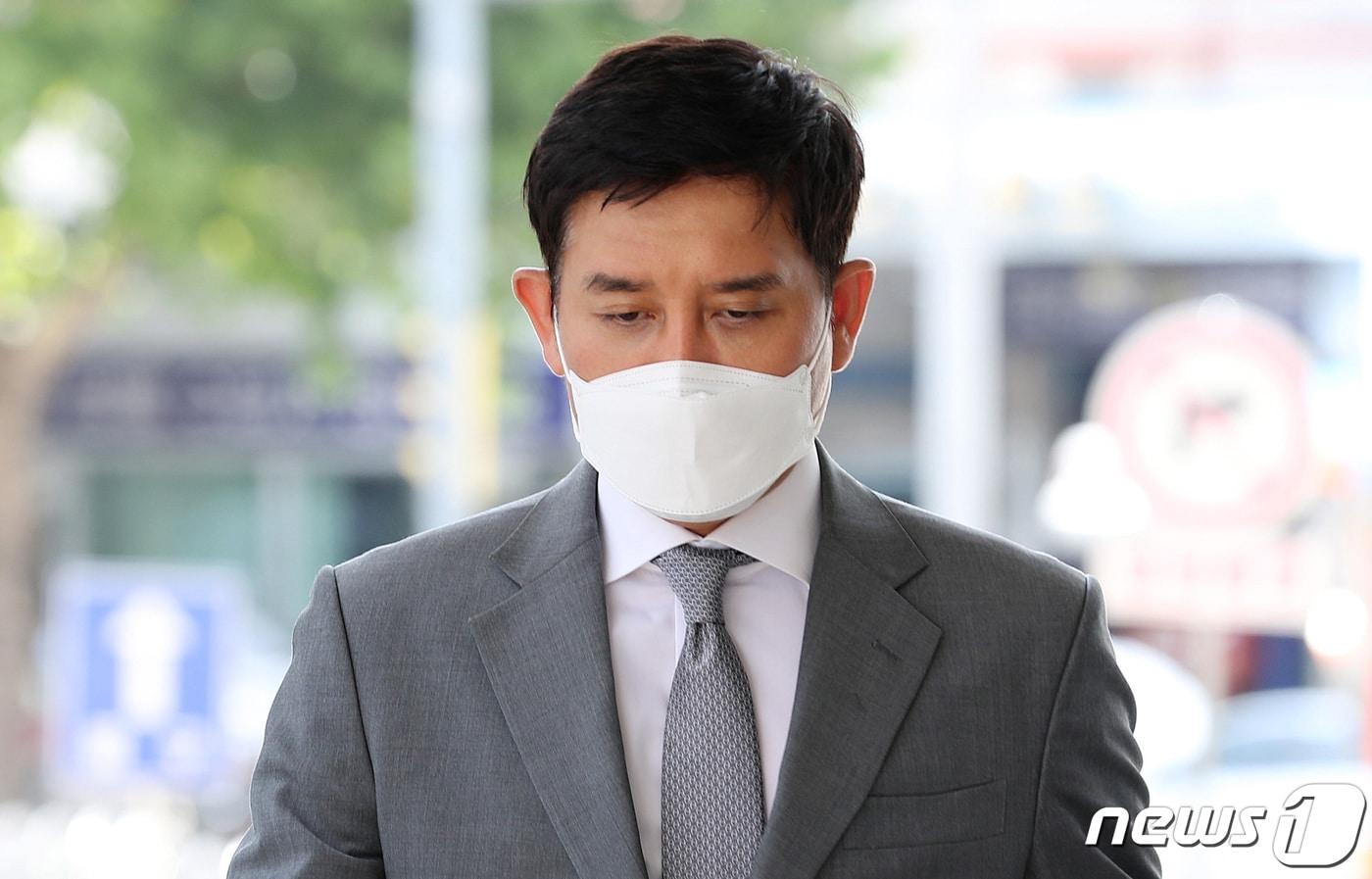본문 이미지 - '라임자산운용 사태' 김봉현 전 스타모빌리티 회장이 5일 오후 서울 양천구 서울 남부지법에서 열린 부정청탁 및 금품 등 수수의 금지에 관한 법률(청탁금지법) 위반 관련 공판에 출석하고 있다. 2021.10.5/뉴스1 ⓒ News1 임세영 기자