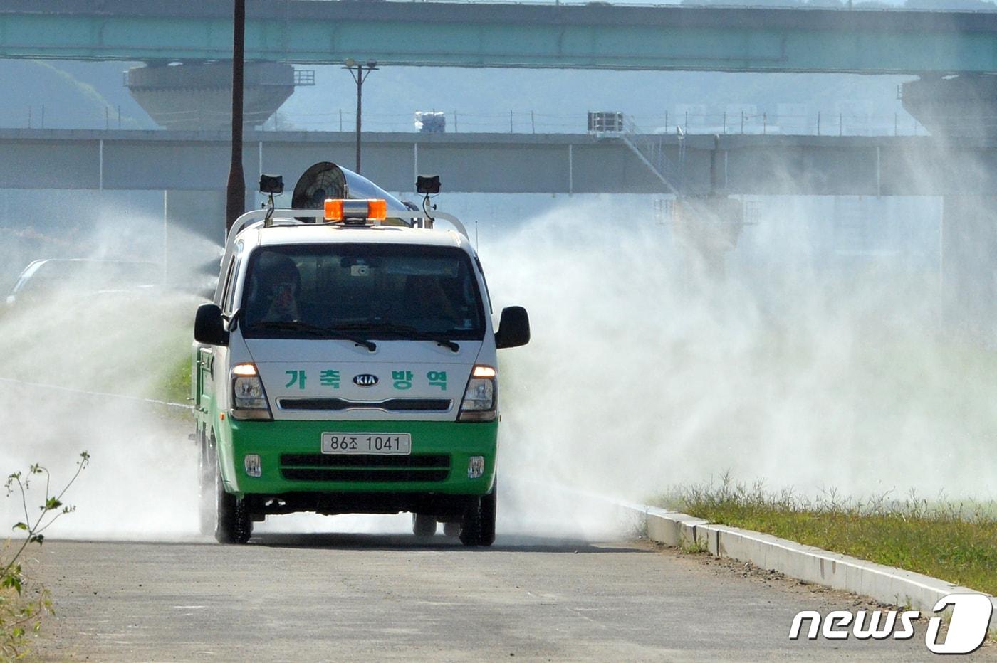 경북도는 7일 전국적으로 고병원성 조류인플루엔자(AI)가 확산함에 따라 도내 가금농장으로의 바이러스 유입 차단을 위해 시군, 방역기관, 농가와 함께 빈틈없는 방역관리에 나섰다. 2021.10.5/뉴스1 ⓒ News1 최창호 기자