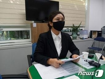본문 이미지 - 유성복합터미널 민간시행사였던 ㈜KPIH의 대리인인 김소연 변호사가 대전시의회에서 기자회견을 갖고 있다. ⓒ뉴스1 최일 기자