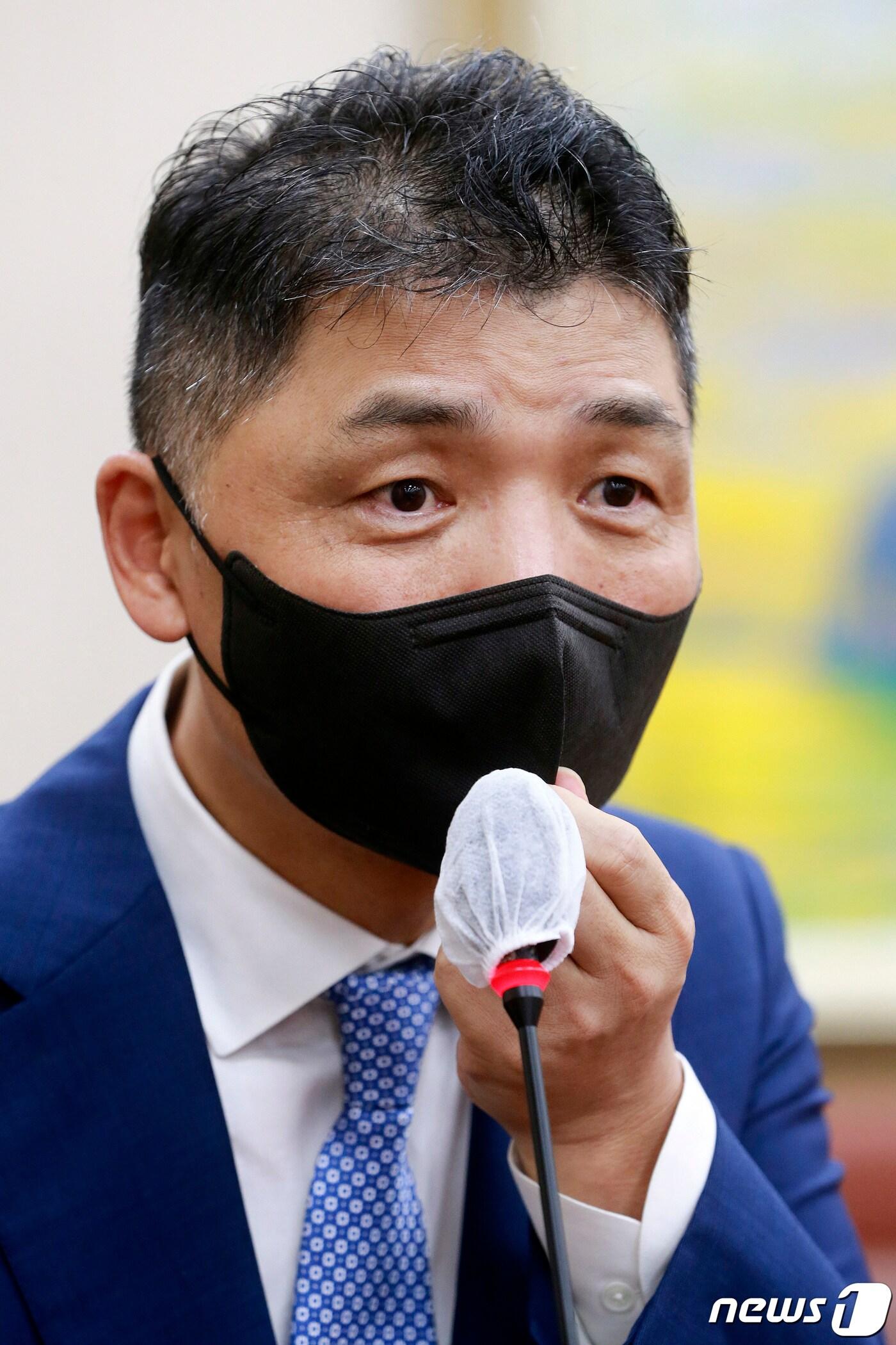 본문 이미지 - 김범수 카카오 의장이 5일 오후 서울 여의도 국회에서 열린 정무위원회의 공정거래위원회·한국소비자원·한국공정거래조정원 등에 대한 국정감사에 증인으로 출석해 질의에 답변하고 있다. 2021.10.5/뉴스1 ⓒ News1 구윤성 기자
