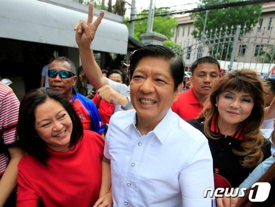 본문 이미지 - 페르디난드 마르코스 주니어(64). 왼편에는  필리핀의 새 영부인이 될 루이즈 아라네타 마르코스(62). ⓒ 로이터=뉴스1