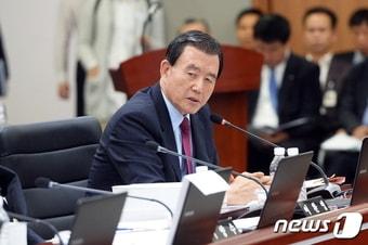 본문 이미지 - 농림축산식품부 국정감사 첫날인 5일 홍문표 의원(충남 예산·홍성)은 문재인 정부 5년 동안 농어촌 정책은 역대 최악의 농어민 홀대, 농어촌 포기 정권이라고 규정했다.(홍문표의원실 제공).ⓒ 뉴스1