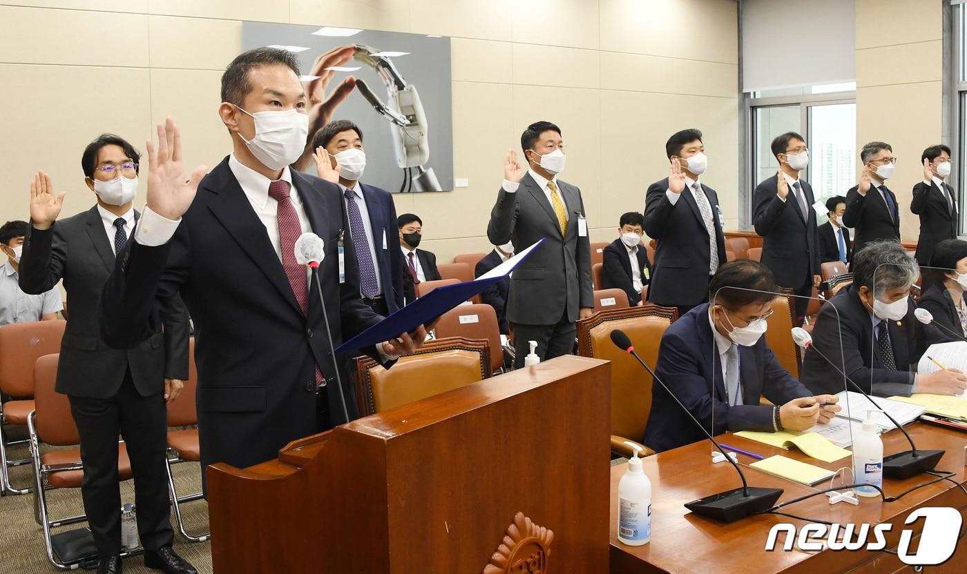 본문 이미지 - 5일 국회에서 열린 과학기술정보방송통신위원회 2021년도 국정감사에서 김경훈 구글코리아 대표가 발언대에서 중인대표로 선서 하고 있다. 뒷줄 왼쪽부터 정기현 페이스북 코리아 대표, 이강택 TBS 사장, 윤구 애플코리아 대표, 연주환 넷플릭스서비시스 코리아 팀장, 박대준 쿠팡 대표, 류긍선 카카오모빌리티 대표, 김범준 우아한형제들 대표. 2021.10.5/뉴스1 ⓒ News1 이동해 기자