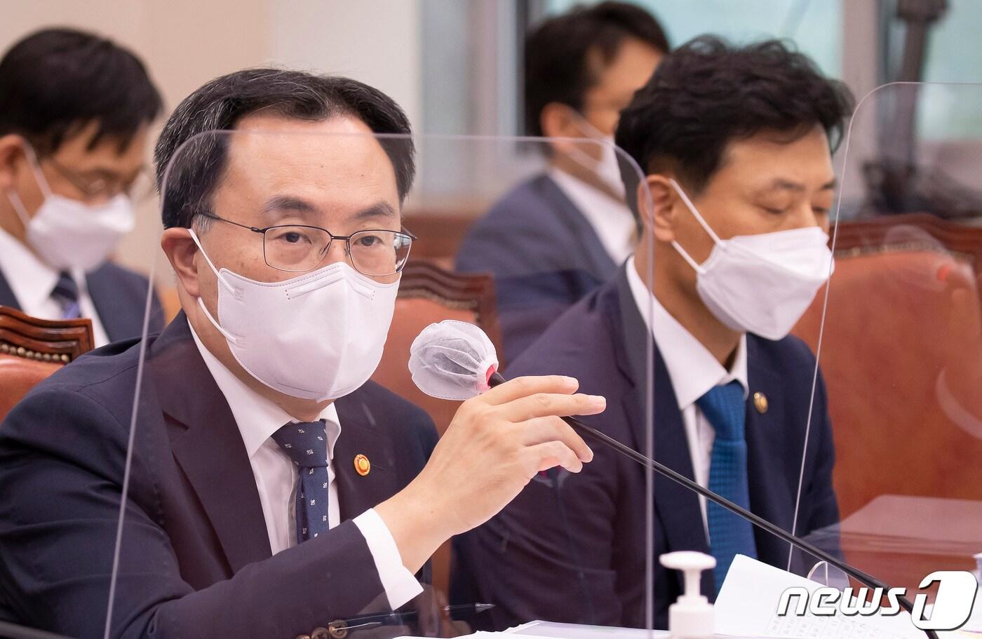 문승욱 산업통상자원부 장관(왼쪽)이 5일 국회 산업통상자원중소벤처기업위원회의 산업통상자원부 국정감사에서 의원들 질의에 답을 하고 있다. 오른쪽은 박기영 2차관. 2021.10.5/뉴스1 ⓒ News1 이동해 기자